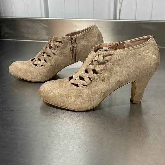 New WB Woman’s Journey Heeled Zip Up Ankle Heels - Picture 3 of 5